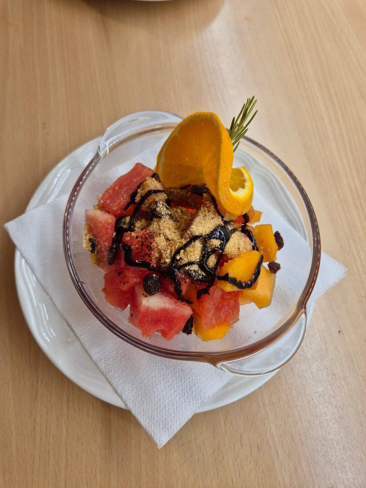 Fruit dessert with balsamic and crumble